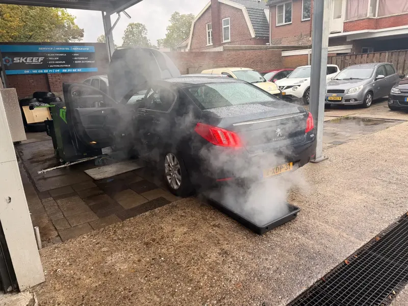 Auto bij apparatuur met zichtbare rook