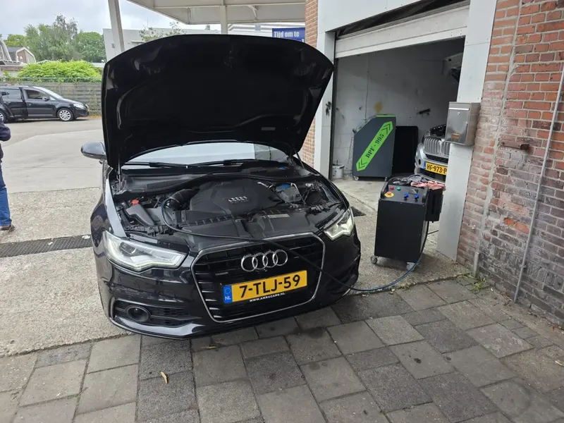 Werk aan een voertuig bij DPF & Carbon Cleaning Twente