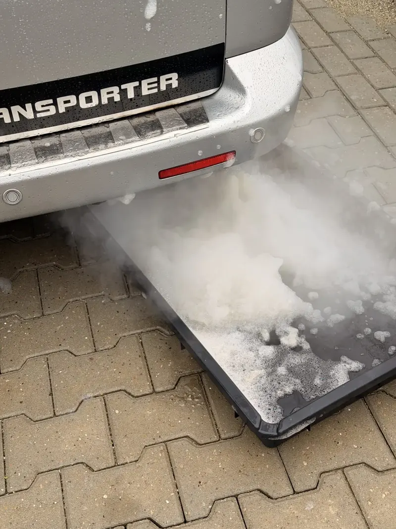 Achterzijde van een bestelwagen met zichtbare rook
